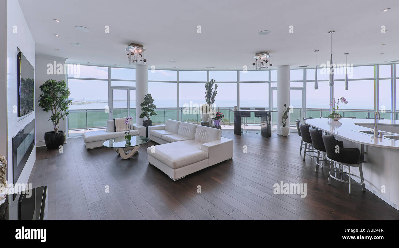 Real estate with waterfront views hi-res stock photography and images ...