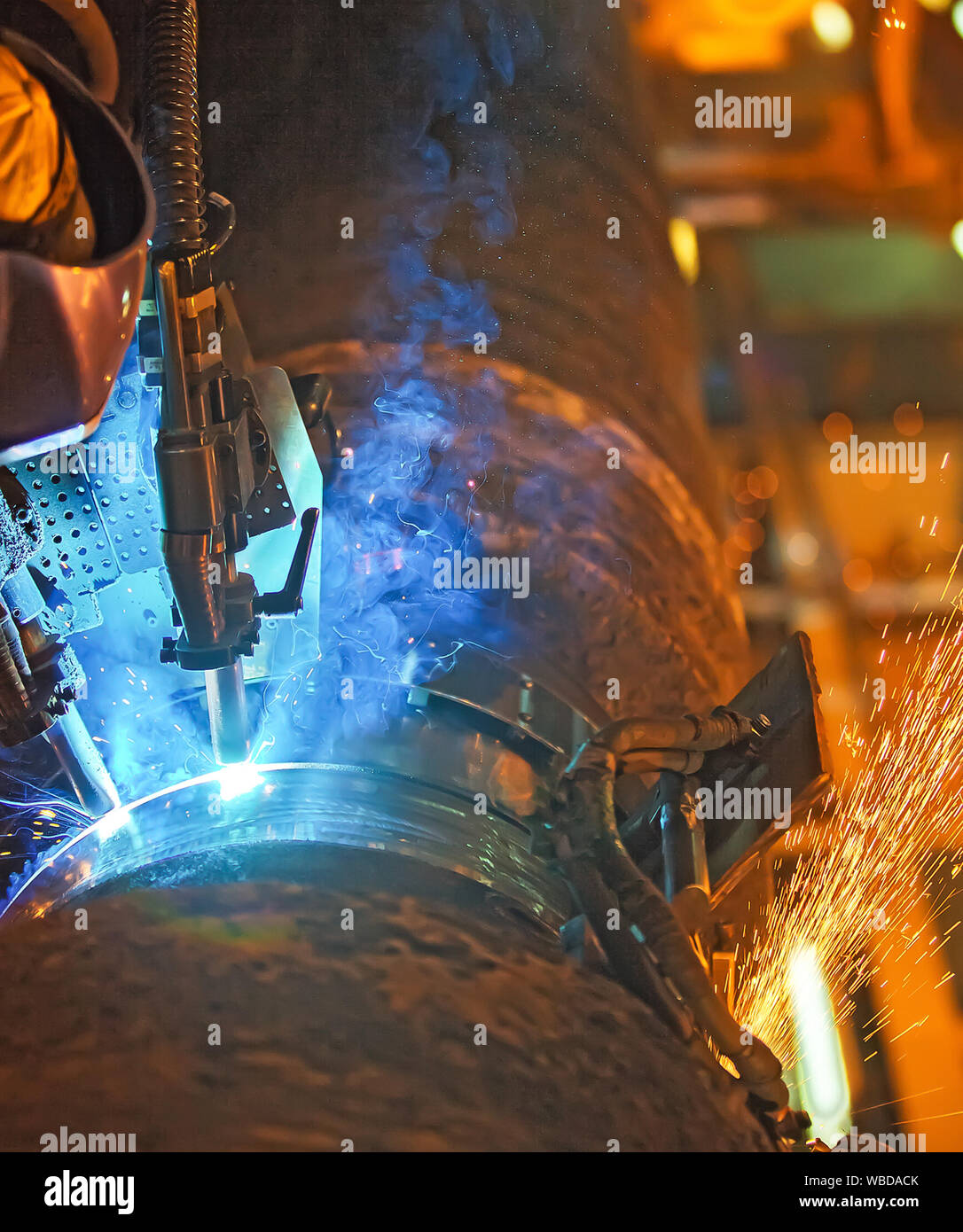 Butt welding underwater pipeline using automatic equipment. Mobile