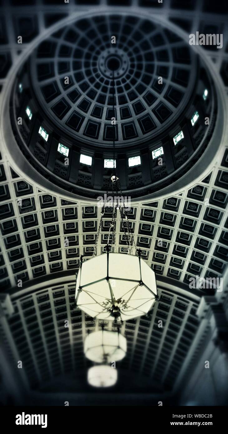 Hanging chandeliers hires stock photography and images Alamy