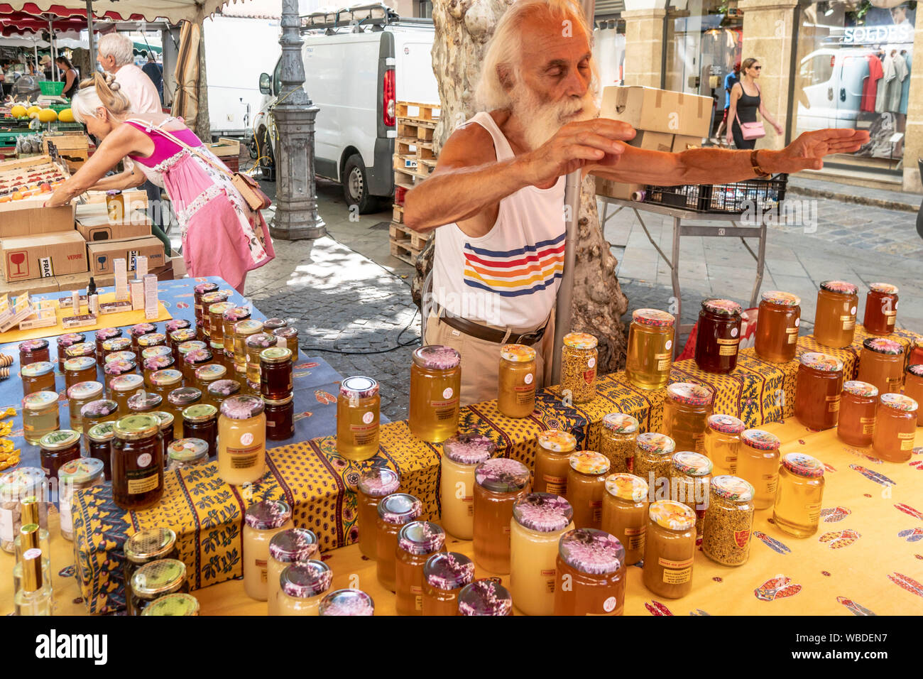 Place Richelme, Wochenmarket, market stall mit honey from Bio farmer Roland Douay from Grambois im Luberon ,Aix en Provence, france Stock Photo