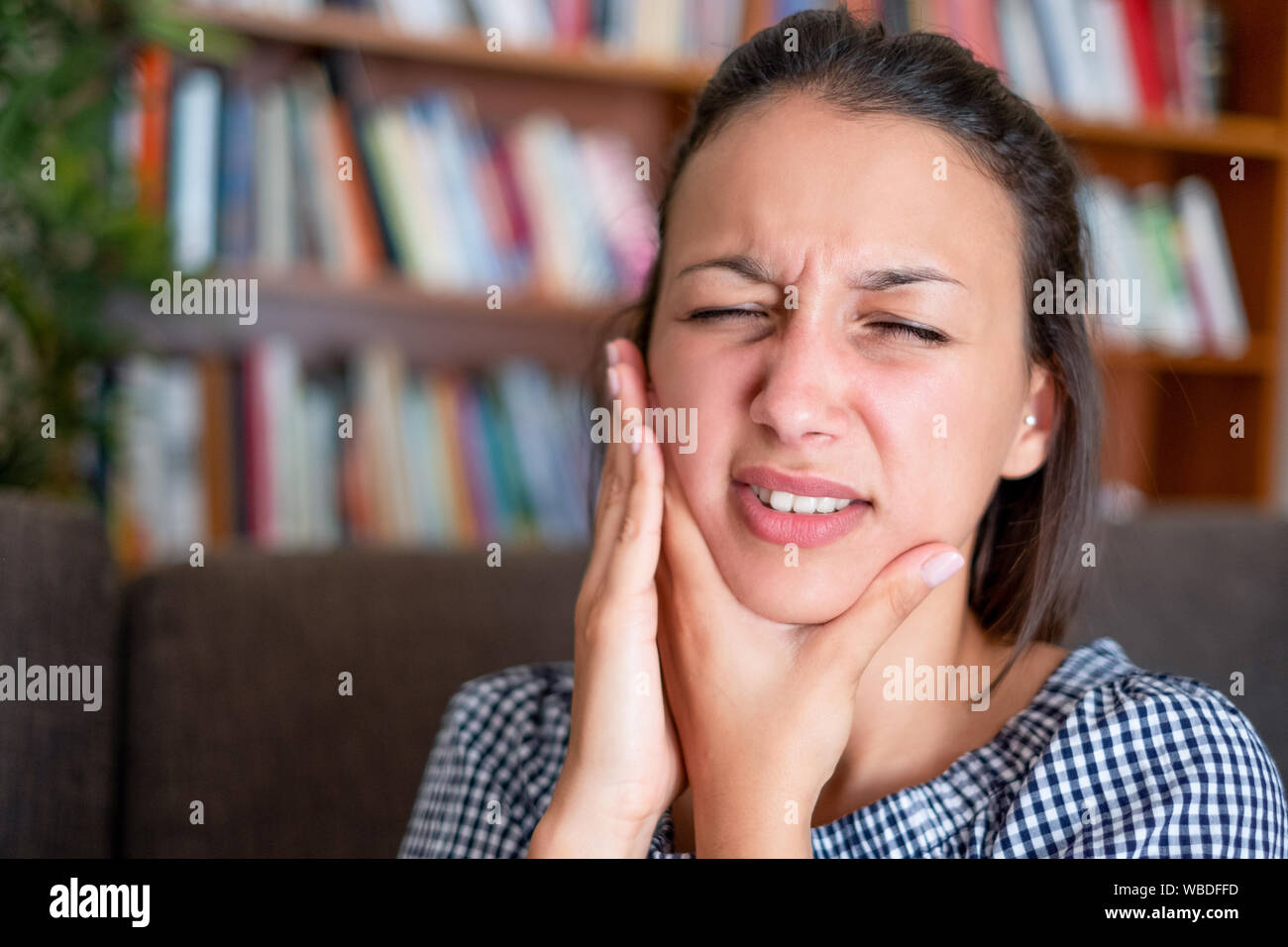 Suffering bad toothache and feeling pain in the mouth Stock Photo Alamy