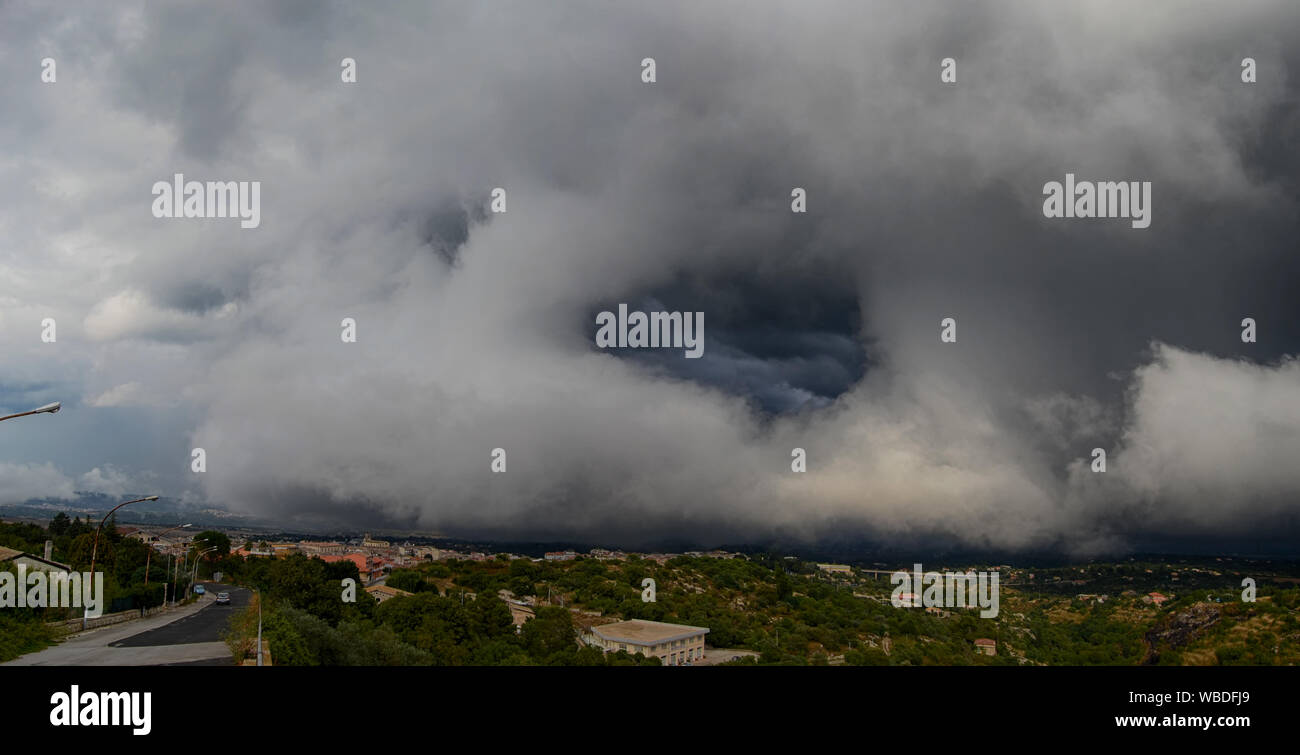 spectacular and disturbing shelf cloud Stock Photo