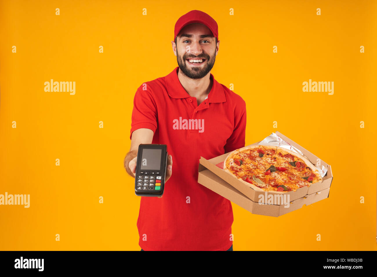 Smiling male chef holding an opened pizza box Stock Photo - Alamy