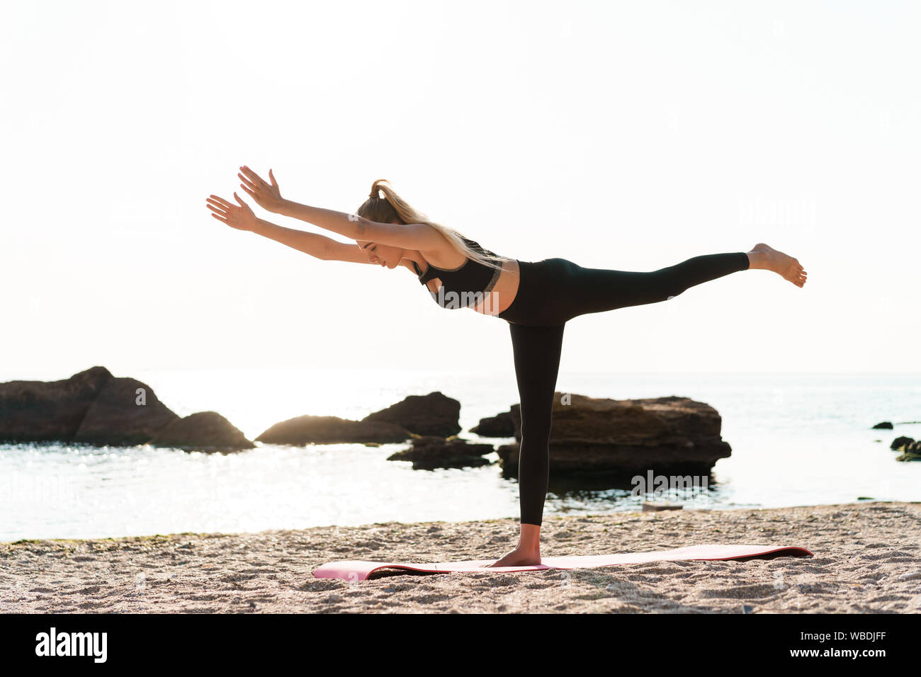 Athletic woman hi-res stock photography and images - Alamy