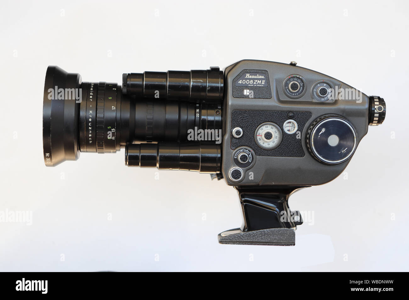 Super-8-Filmkamera Beaulieu 4008 ZM II mit Zoomobjektiv Schneider Optivaron 6-66, Seitenansicht Bedienelemente Stock Photo