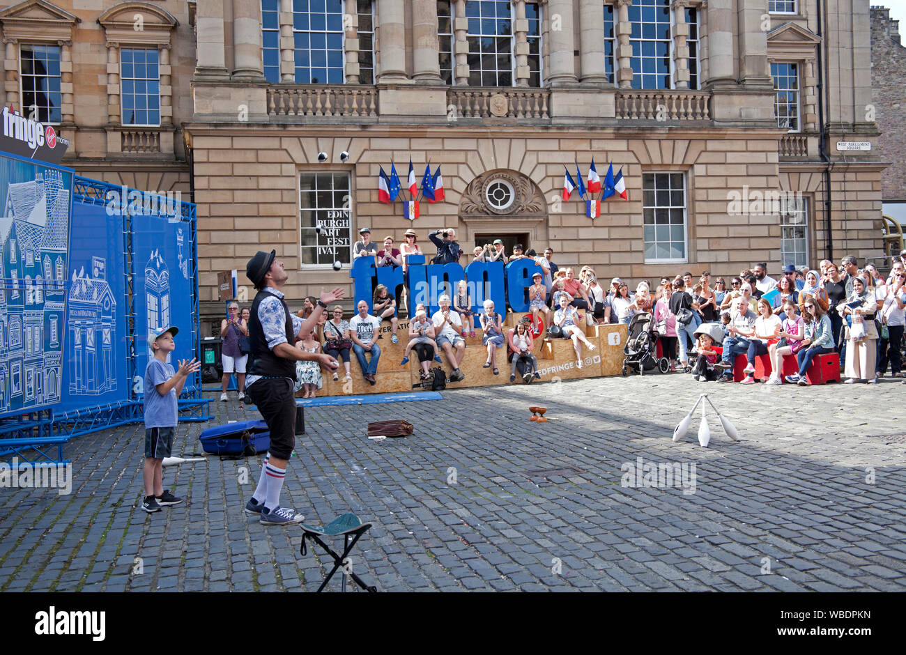 Edinburgh Fringe Festival, Scotland, UK. 26th Aug, 2019. Final day of the 2019 Edinburgh Fringe and the sun shone, with reported record breaking audiences and the most tickets sold ever. Corey Pickett entertains the audience in Parliament Square with his whacky interactive performance Stock Photo