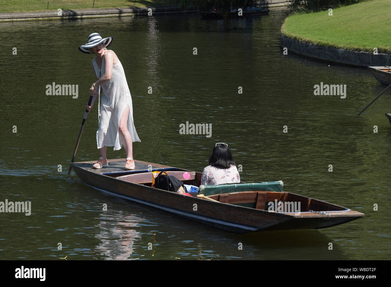 With record breaking August Bank Holiday temperatures visitors to Cambridge enjoy the weather by enjoying the river Cam in boats and Punts. Cambridge Stock Photo