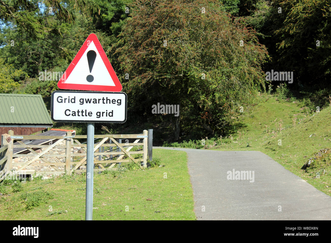 Road sign in Welsh language and in English Stock Photo