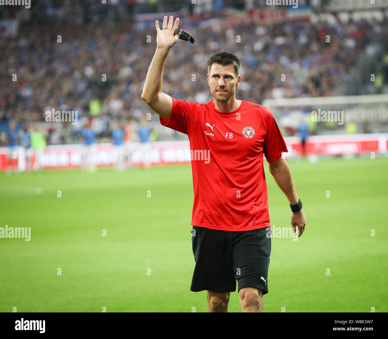 Hamburg, Germany. 26th Aug, 2019. Soccer: 2nd Bundesliga, 4th matchday, FC St. Pauli - Holstein Kiel in Millerntor Stadium. Kiel's assistant coach Fabian Boll waves on the pitch. Credit: Christian Charisius/dpa - IMPORTANT NOTE: In accordance with the requirements of the DFL Deutsche Fußball Liga or the DFB Deutscher Fußball-Bund, it is prohibited to use or have used photographs taken in the stadium and/or the match in the form of sequence images and/or video-like photo sequences./dpa/Alamy Live News Stock Photo