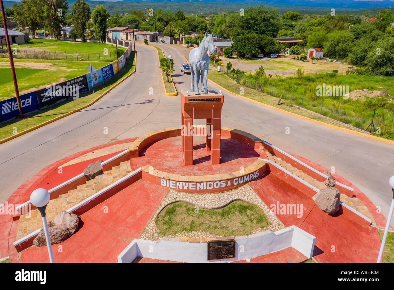 Aerial view of the statue or monument of the famous horse, El Moro de Cumpas, the entrance of the town of Cumpas, Sonora, Mexico. Route of the Sierra in Sonora Mexico. located in the lower region of the Sierra Madre Occidente. It was founded in 1643 by the Jesuit missionary Egidio Monteffio under the name of Our Lady of the Assumption of Cumpas, with the purpose of evangelizing the Opal tribes that inhabited that place in the previous times and during the conquest.  (© Photo: LuisGutierrez / NortePhoto.com)  Vista aerea de la estatua o monumento del famoso caballo , El Moro de Cumpas, la entra Stock Photo