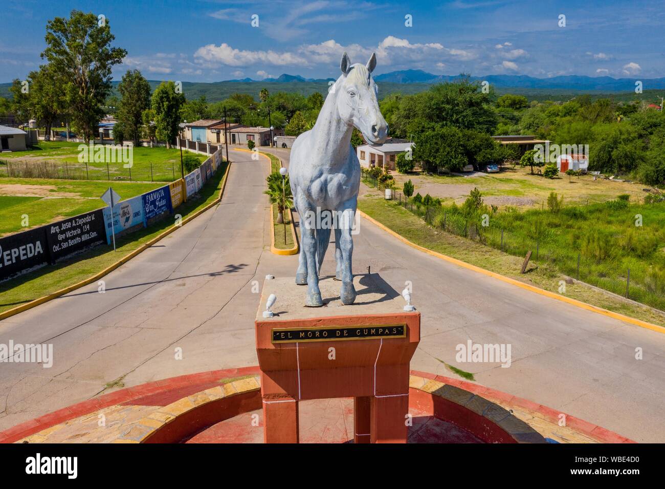 Aerial view of the statue or monument of the famous horse, El Moro de Cumpas, the entrance of the town of Cumpas, Sonora, Mexico. Route of the Sierra in Sonora Mexico. located in the lower region of the Sierra Madre Occidente. It was founded in 1643 by the Jesuit missionary Egidio Monteffio under the name of Our Lady of the Assumption of Cumpas, with the purpose of evangelizing the Opal tribes that inhabited that place in the previous times and during the conquest.  (© Photo: LuisGutierrez / NortePhoto.com)  Vista aerea de la estatua o monumento del famoso caballo , El Moro de Cumpas, la entra Stock Photo