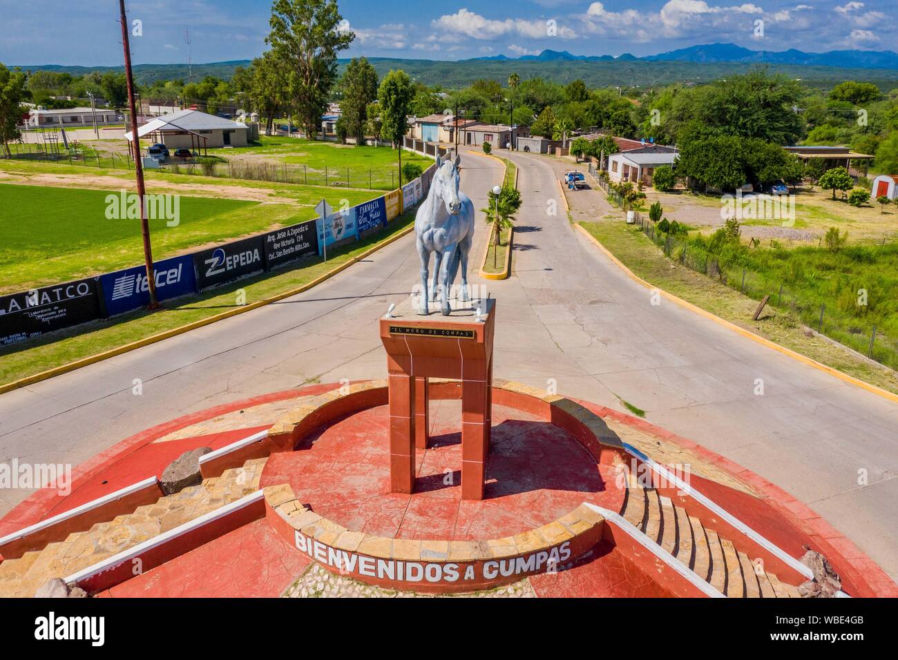 Aerial view of the statue or monument of the famous horse, El Moro de Cumpas, the entrance of the town of Cumpas, Sonora, Mexico. Route of the Sierra in Sonora Mexico. located in the lower region of the Sierra Madre Occidente. It was founded in 1643 by the Jesuit missionary Egidio Monteffio under the name of Our Lady of the Assumption of Cumpas, with the purpose of evangelizing the Opal tribes that inhabited that place in the previous times and during the conquest.  (© Photo: LuisGutierrez / NortePhoto.com)  Vista aerea de la estatua o monumento del famoso caballo , El Moro de Cumpas, la entra Stock Photo