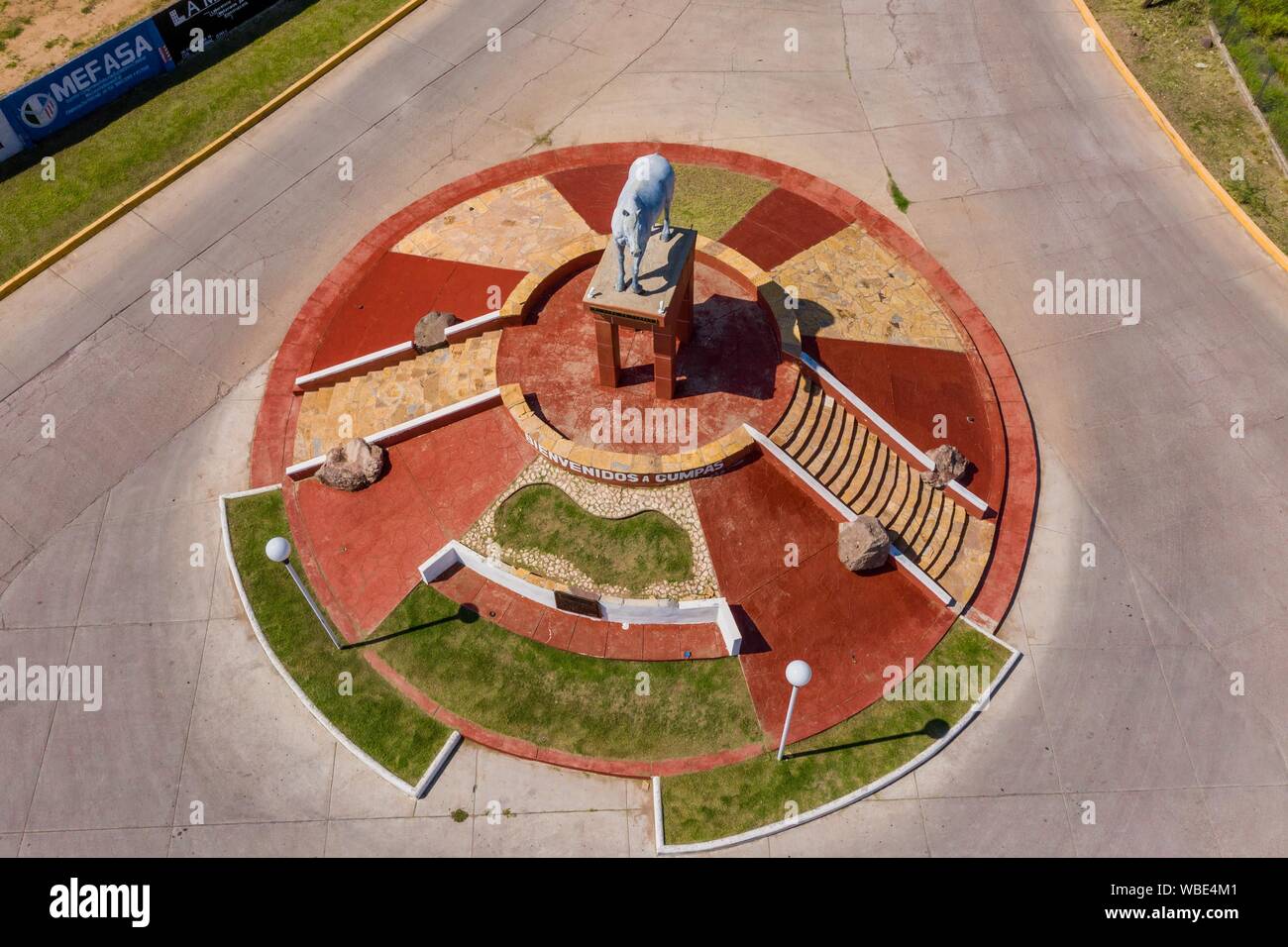 Aerial view of the statue or monument of the famous horse, El Moro de Cumpas, the entrance of the town of Cumpas, Sonora, Mexico. Route of the Sierra in Sonora Mexico. located in the lower region of the Sierra Madre Occidente. It was founded in 1643 by the Jesuit missionary Egidio Monteffio under the name of Our Lady of the Assumption of Cumpas, with the purpose of evangelizing the Opal tribes that inhabited that place in the previous times and during the conquest.  (© Photo: LuisGutierrez / NortePhoto.com)  Vista aerea de la estatua o monumento del famoso caballo , El Moro de Cumpas, la entra Stock Photo