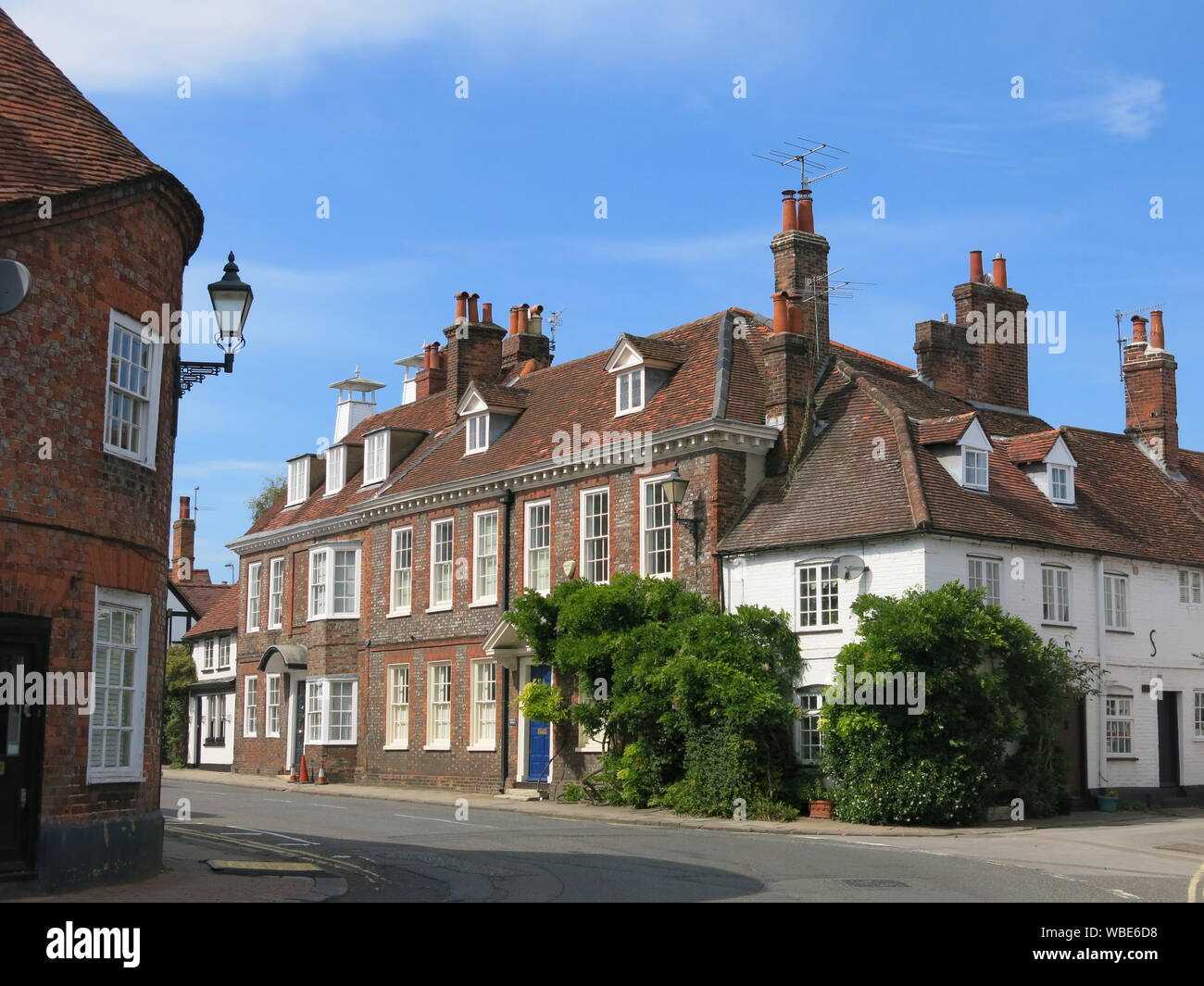 A street corner in the centre of the market town of Henley-on-Thames with its attractive architecture and row of three-storey buildings. Stock Photo