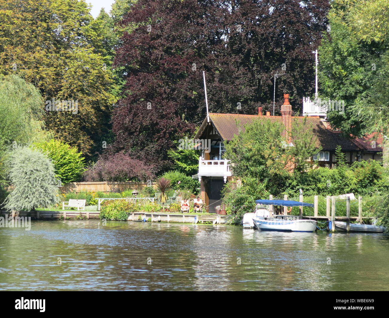 Berkshire river cookham riverside house hires stock photography and