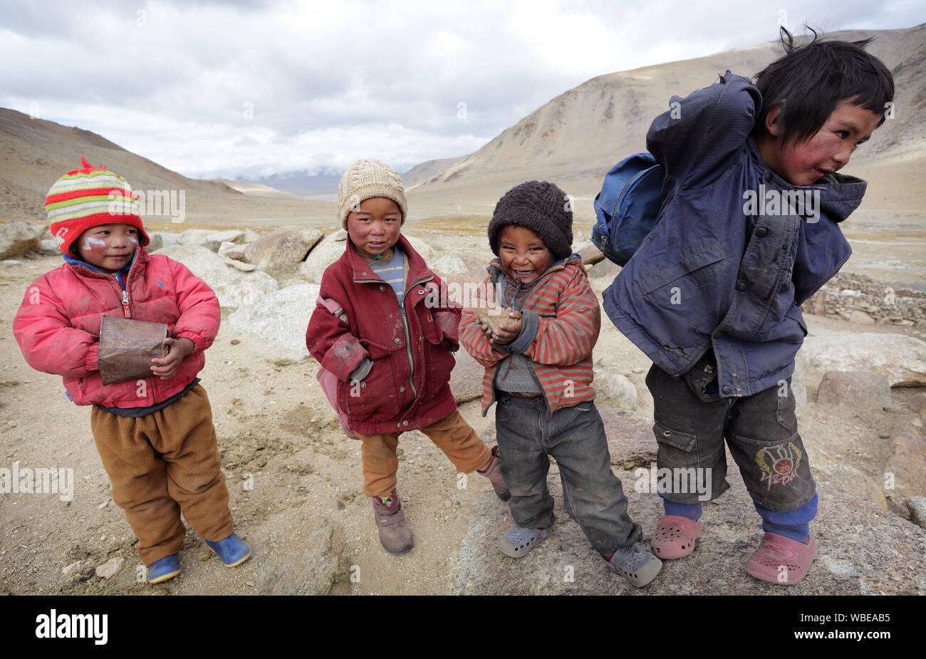 Nomadic children in the high altitude plateau Changtang of the Himalayas, Ladakh Stock Photo