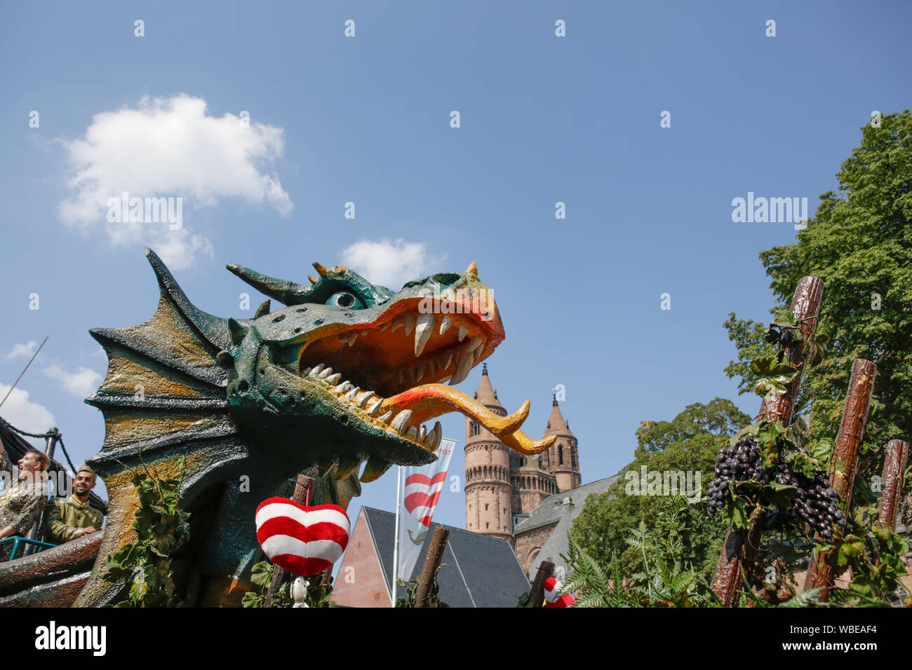 Worms, Germany. 25th August 2019. A dragon's head, the dragon is a symbol for the city of Worms, is pictured on a float. The first highlight of the 2019 Backfischfest was the big parade through the city of Worms with over 70 groups and floats. Community groups, music groups and businesses from Worms and further afield took part. Stock Photo