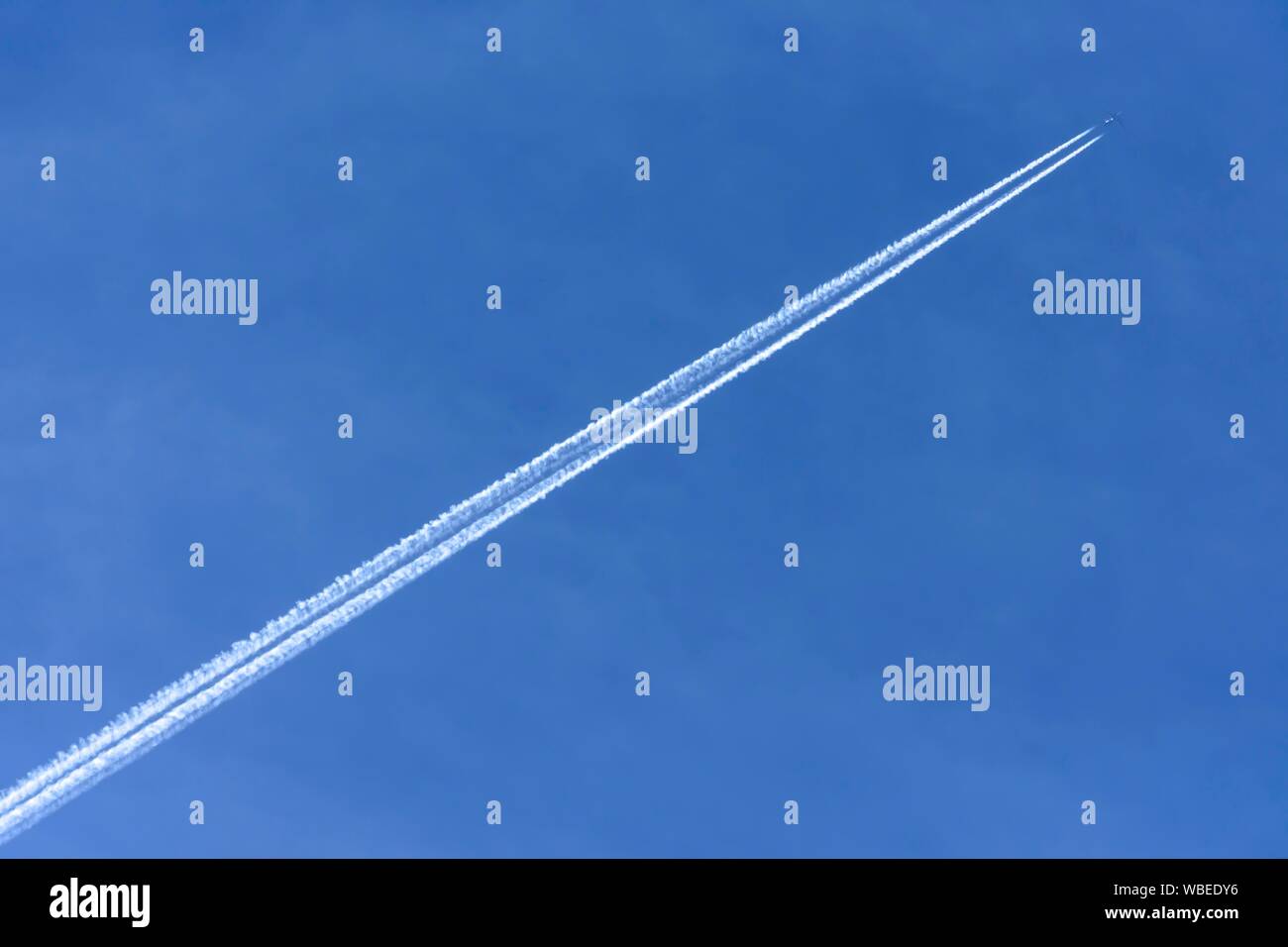 Airplane in sky hi-res stock photography and images - Alamy