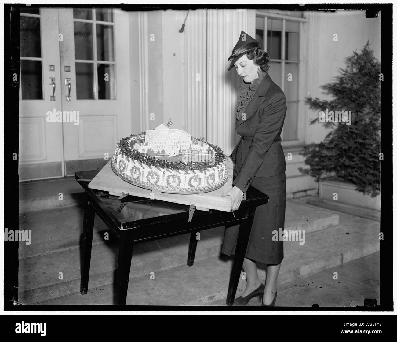 Fruit cake for president. Mrs. Ellen Anderson Sec. to Cong. Stubbs of Cal.  Abstract/medium: 1 negative : glass ; 4 x 5 in. or smaller Stock Photo -  Alamy