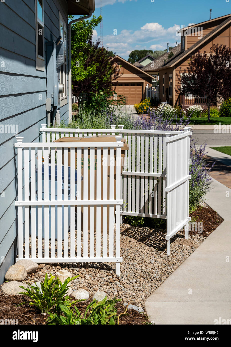 Vinyl fence hi-res stock photography and images - Alamy