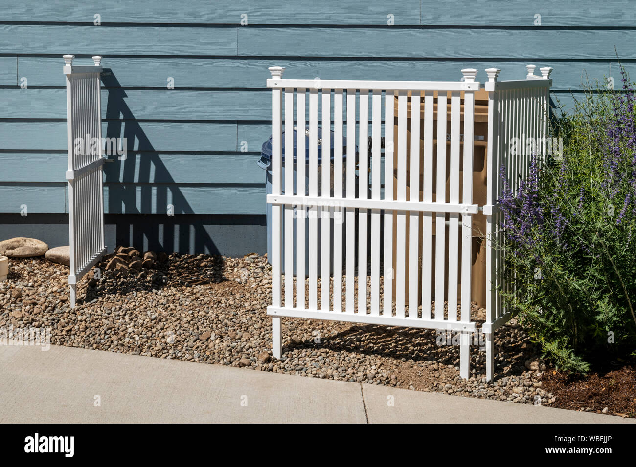 Vinyl fence hi-res stock photography and images - Alamy