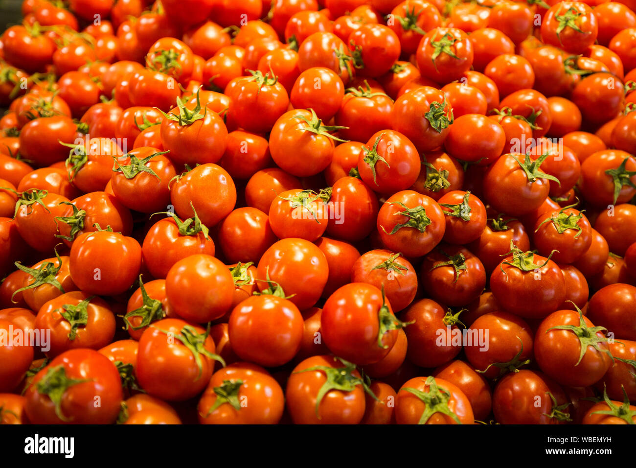 Display of ripe red tomatoes at market stall Stock Photo - Alamy