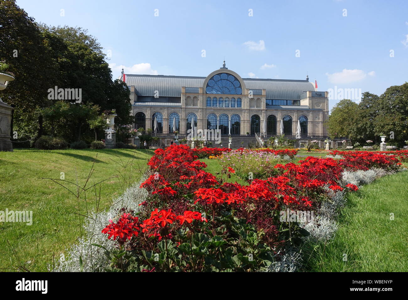 Botanischer Garten - Blumenbeete und Veranstaltungsgebäude, Köln, Nordrhein-Westfalen, Deutschland Stock Photo