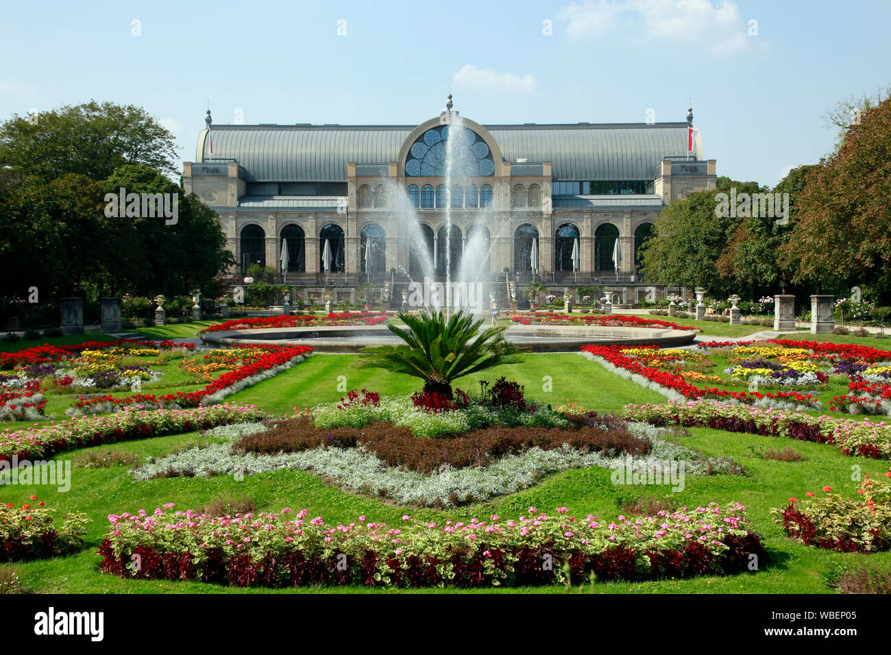 Botanischer Garten - Blumenbeete und Veranstaltungsgebäude, Köln, Nordrhein-Westfalen, Deutschland Stock Photo