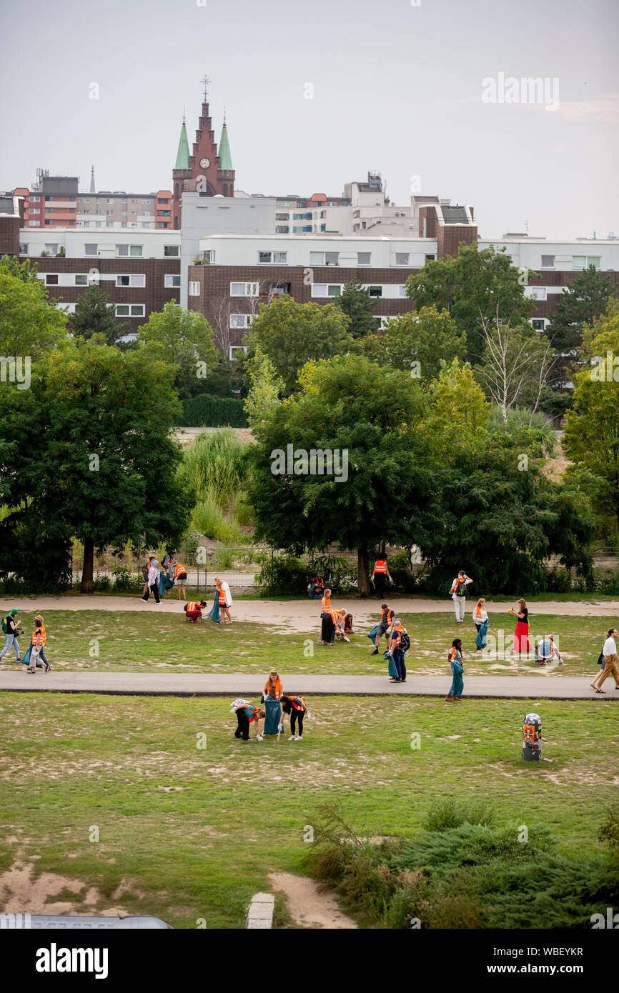 Berlin, Germany. 26th Aug, 2019. Participants of a city tour with ...