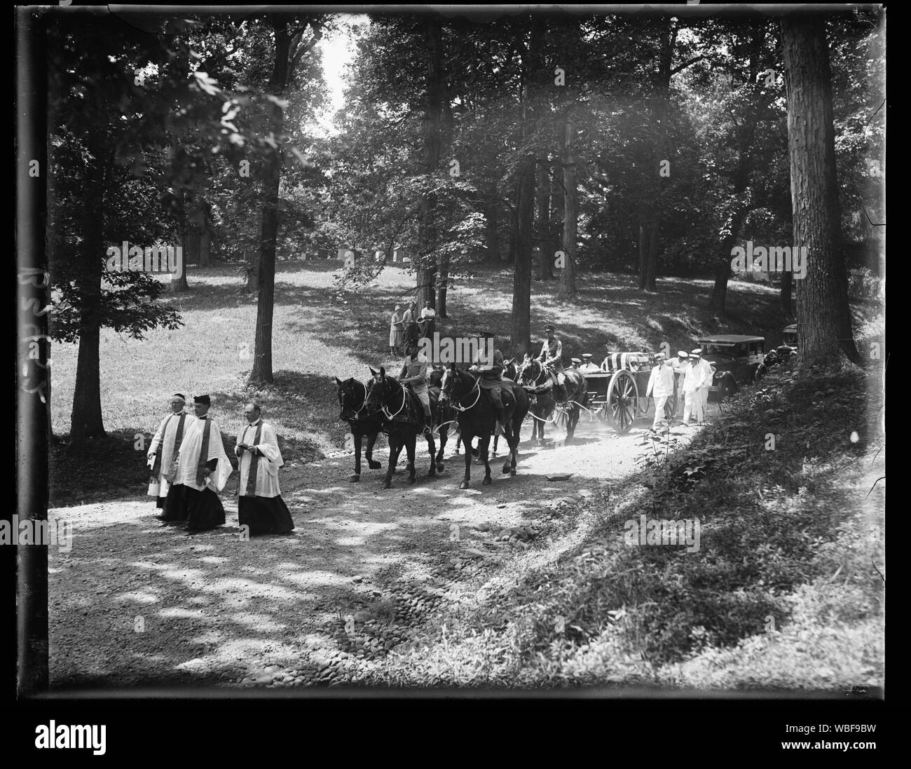 General view of the funeral precession winding through Arlington Cemetary where the body of Admiral Eberle was buried Abstract/medium: 1 negative : glass ; 4 x 5 in. or smaller Stock Photo