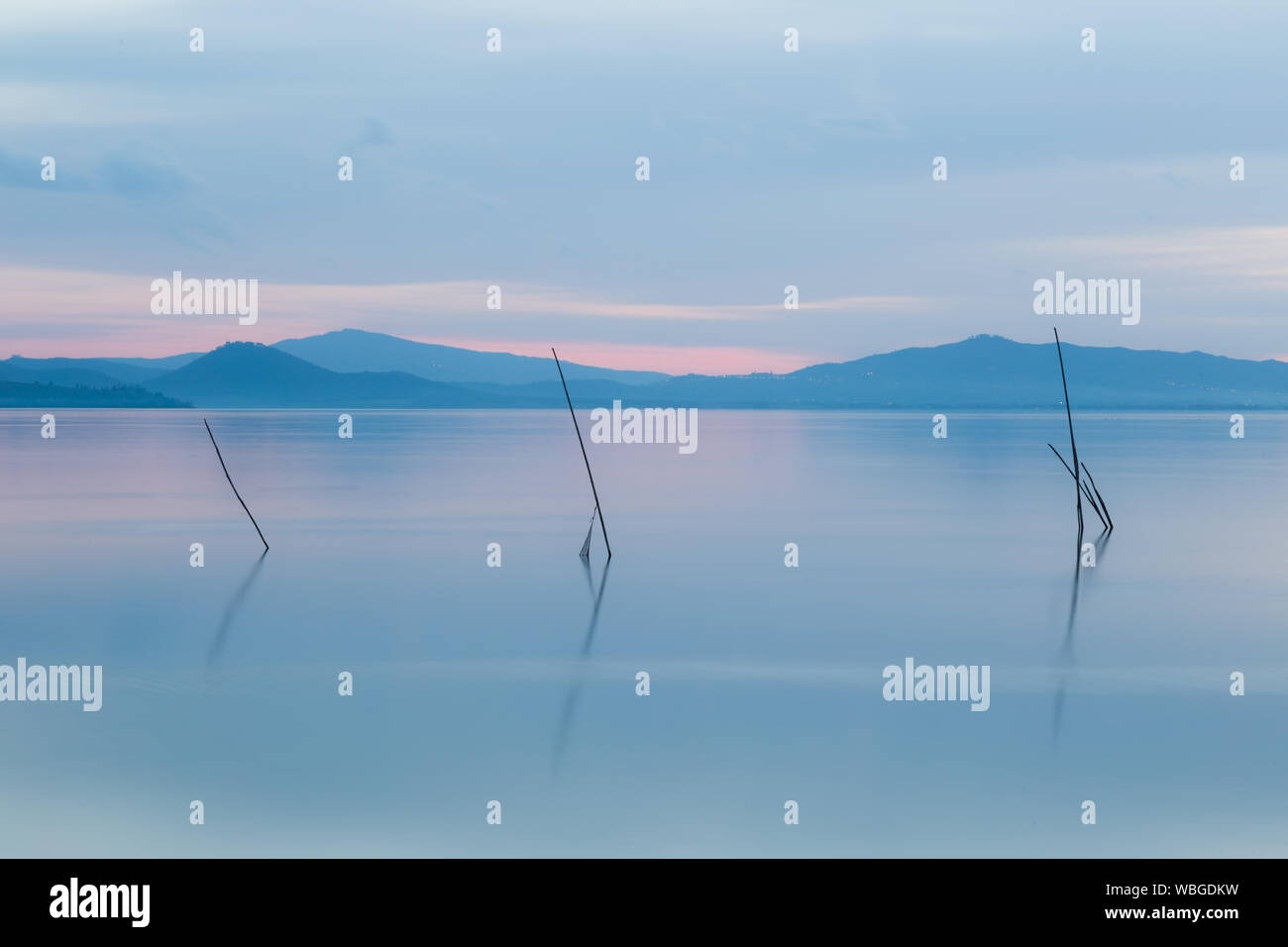 https://c8.alamy.com/comp/WBGDKW/sunset-a-trasimeno-lake-umbria-italy-with-fishing-net-poles-on-the-foreground-WBGDKW.jpg