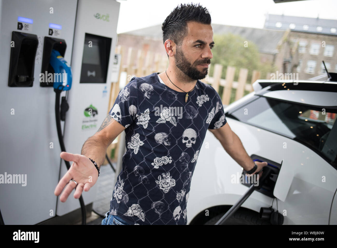 Electric vehicle charging point dundee hires stock photography and