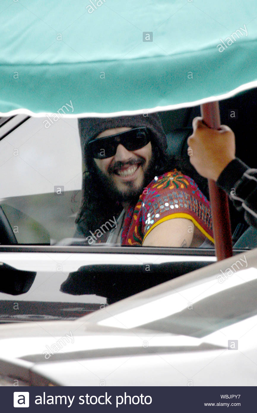 Los Angeles Ca Russell Brand Left His Yoga Class As A Man