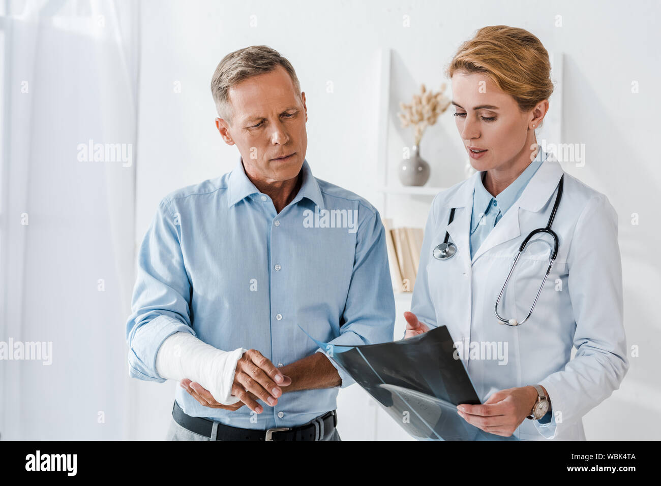 Doctor looking ray arm hi-res stock photography and images - Alamy