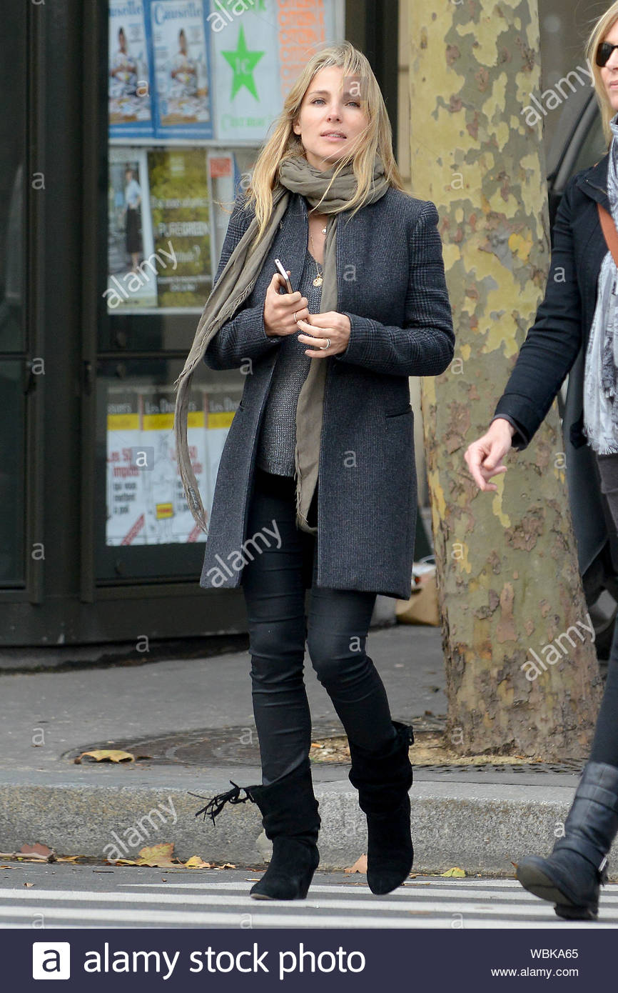 Paris France Elsa Pataky Goes For A Stroll With Her Daughter