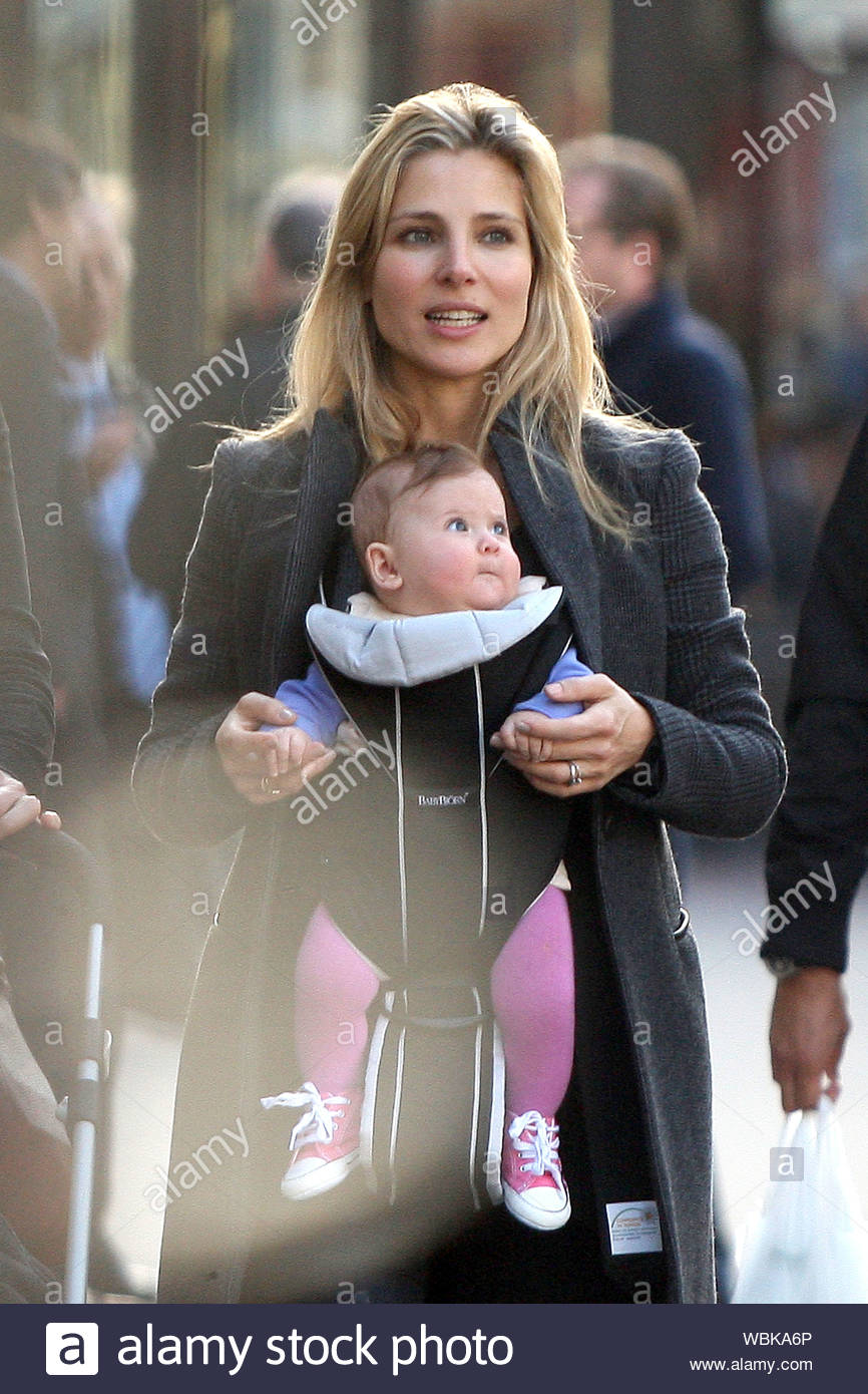 Paris France Elsa Pataky Goes For A Stroll With Her Daughter