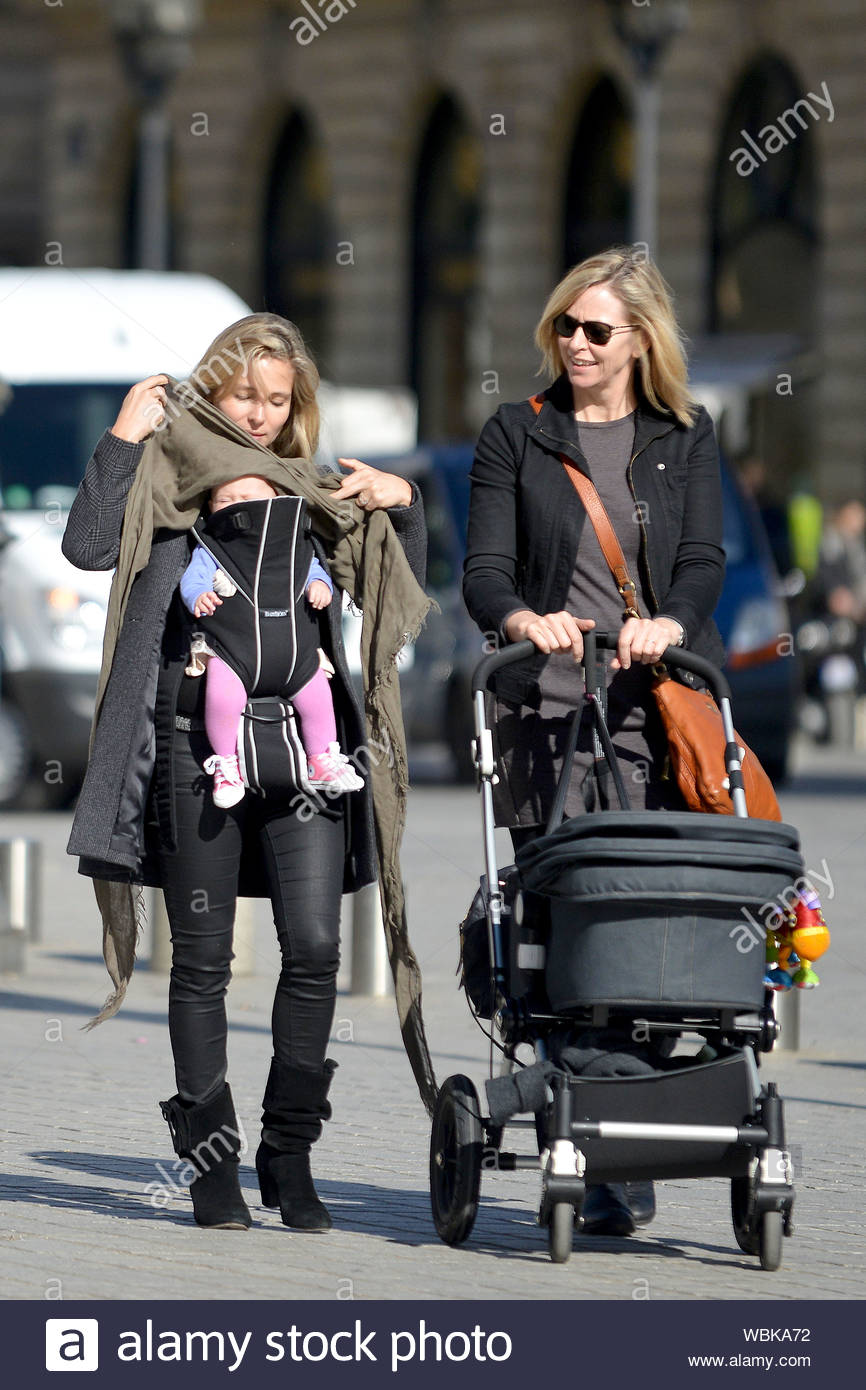 Paris France Elsa Pataky Goes For A Stroll With Her Daughter