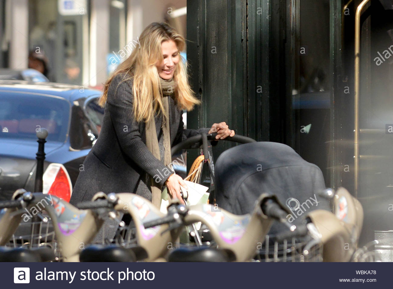 Paris France Elsa Pataky Goes For A Stroll With Her Daughter