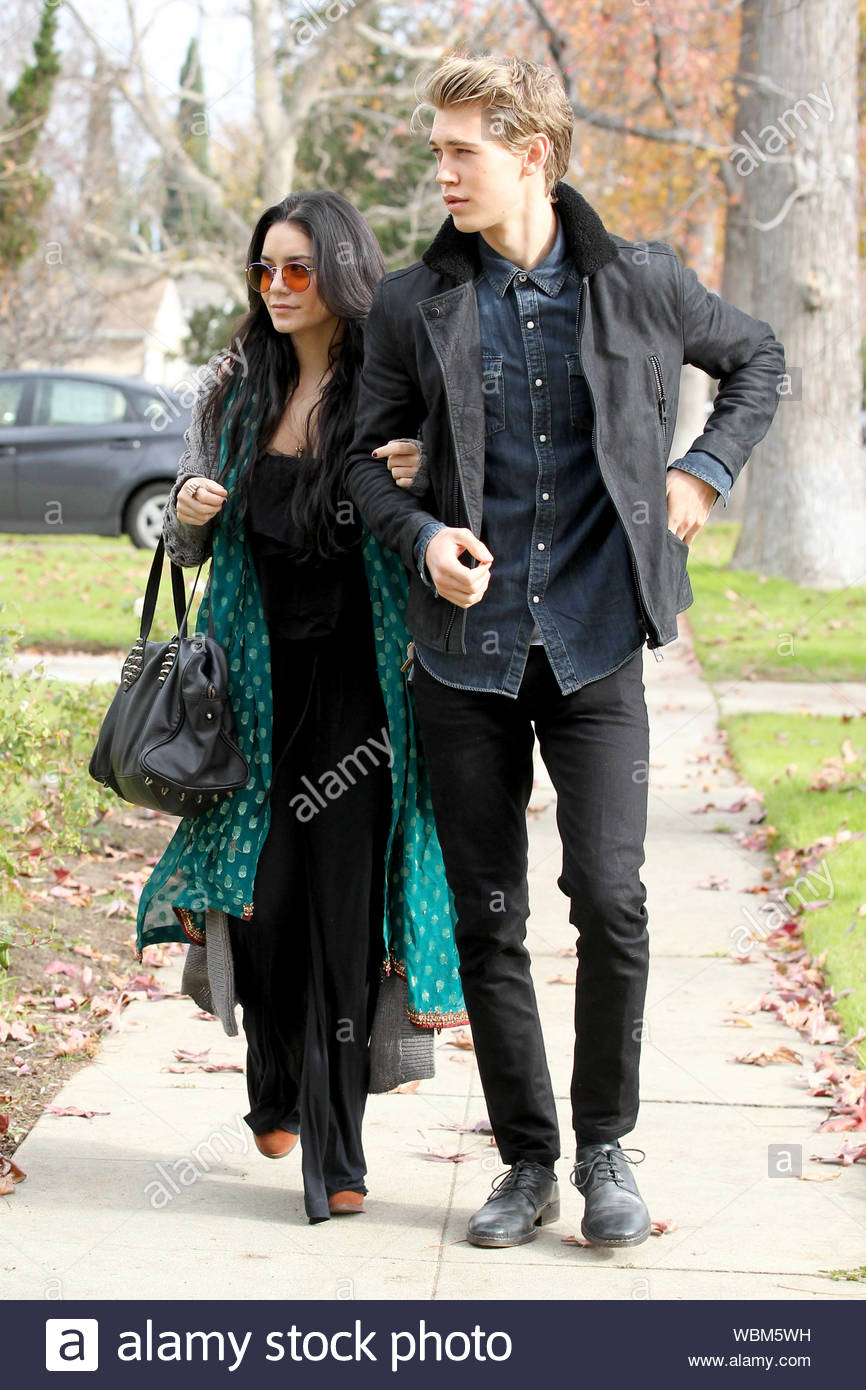 Van Nuys Ca Vanessa Hudgens And Boyfriend Austin Butler Arrive