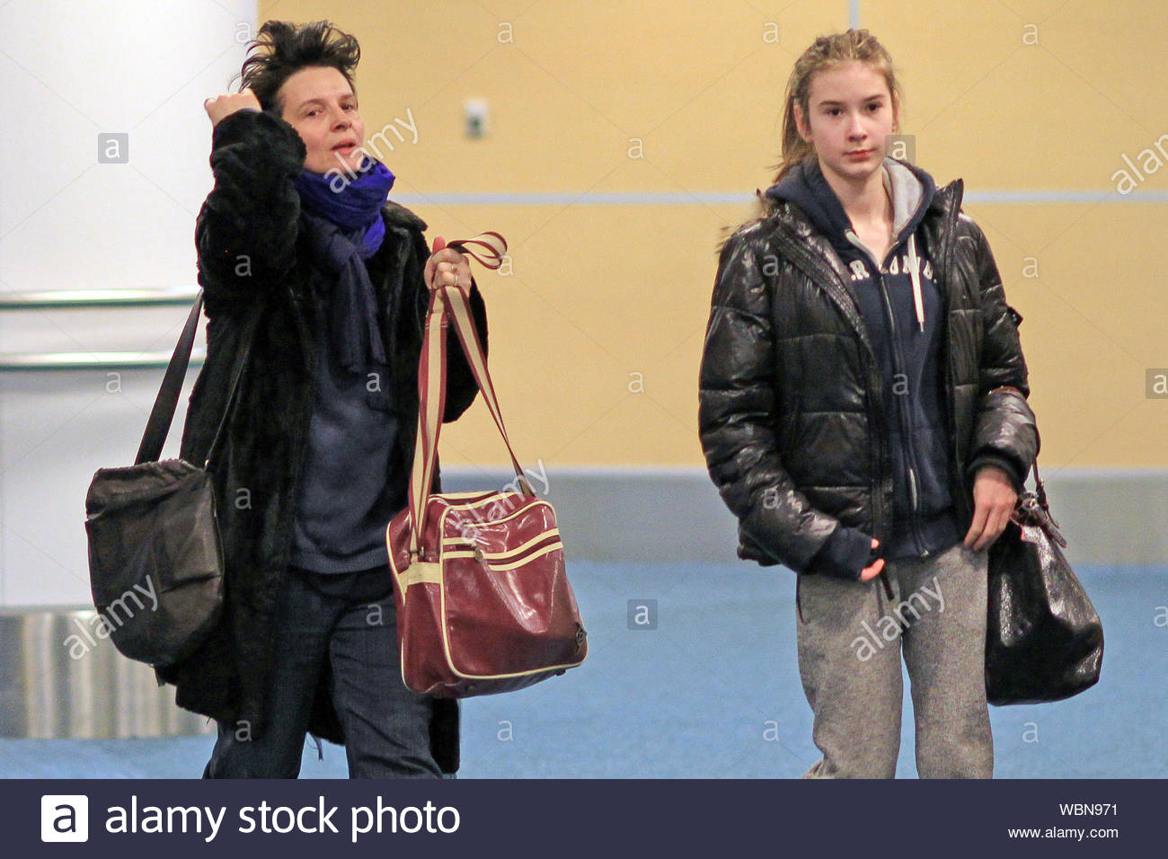 Vancouver Bc French Actress Juliette Binoche And Her Daughter
