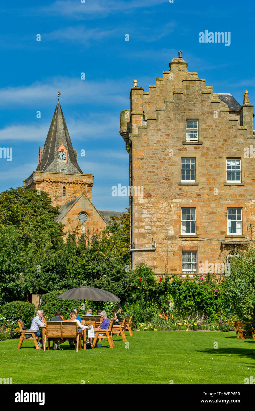 DORNOCH SUTHERLAND SCOTLAND THE GARDEN AREA OF THE CASTLE HOTEL WITH CATHEDRAL IN THE BACKGROUND Stock Photo