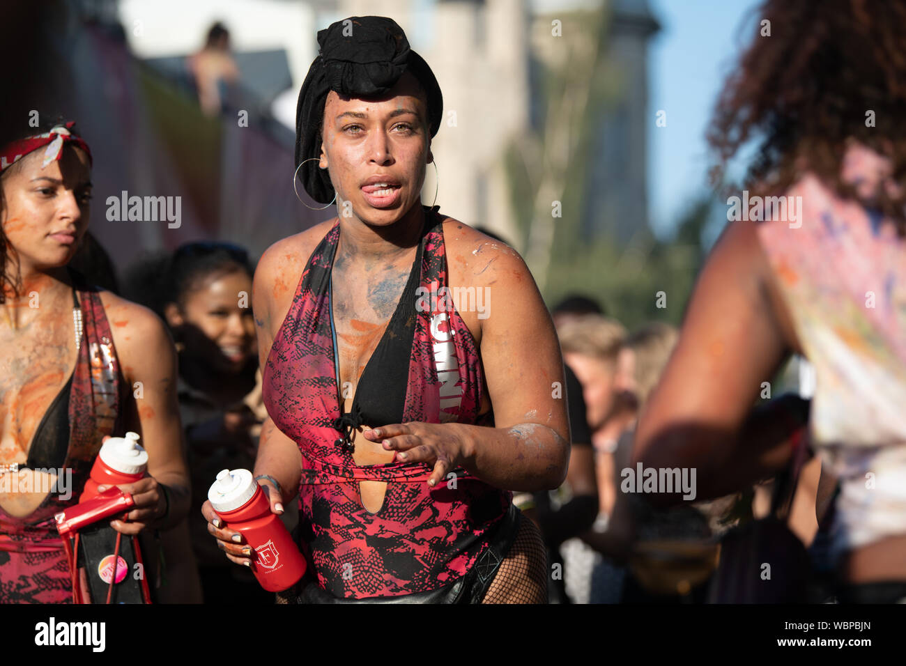 Notting hill carnival dance parade hi-res stock photography and images ...