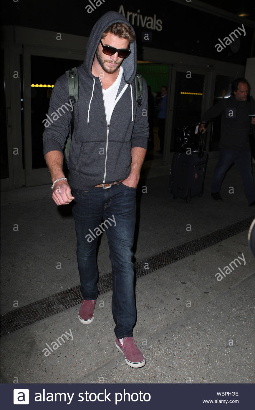 Los Angeles Ca A Scruffy Liam Hemsworth Makes His Way Through