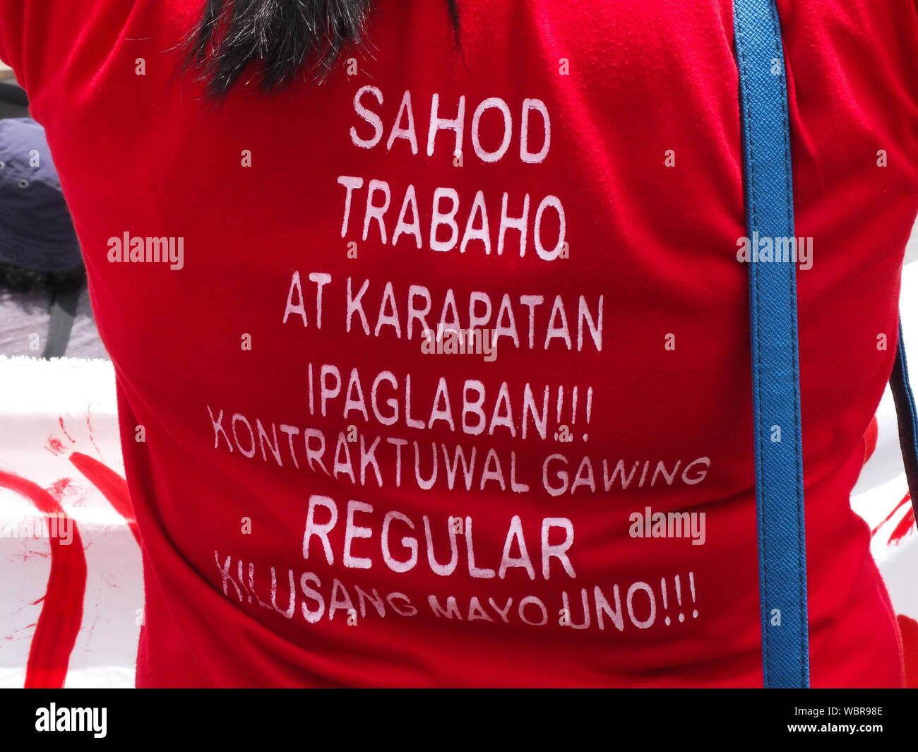 Manila, Philippines. 26th Aug, 2019. A red T-shirt with a slogan, during the demonstration.Thousands of workers took to the streets as the Philippines marked National Heroes' Day. They call it the 'Martsa ng Manggagawa Laban sa Kontraktwalisasyon' (Workers' March Against Contractualization). They slammed the Duterte Government for allegedly turning a blind eye to the abuses suffered by workers. The United workers calling for an end to 'ENDO' or end of contractualization of workers and the increase of minimum wage of workers to 750 pesos. Credit: SOPA Images Limited/Alamy Live News Stock Photo