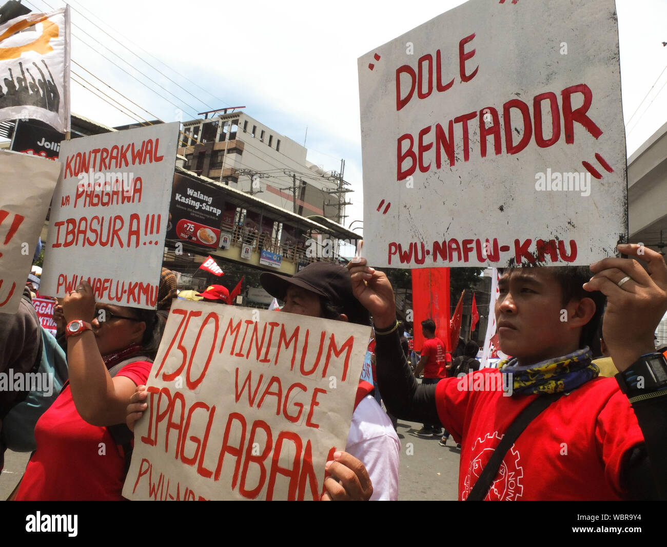 Manila, Philippines. 26th Aug, 2019. Protesters hold placards during the demonstration.Thousands of workers took to the streets as the Philippines marked National Heroes' Day. They call it the 'Martsa ng Manggagawa Laban sa Kontraktwalisasyon' (Workers' March Against Contractualization). They slammed the Duterte Government for allegedly turning a blind eye to the abuses suffered by workers. The United workers calling for an end to 'ENDO' or end of contractualization of workers and the increase of minimum wage of workers to 750 pesos. Credit: SOPA Images Limited/Alamy Live News Stock Photo