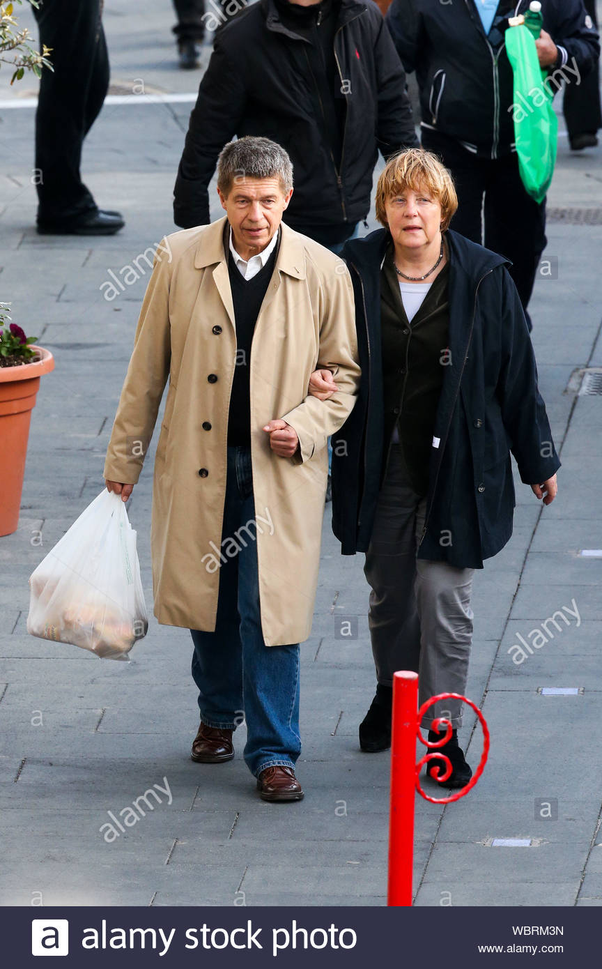 ischia-italy-chancellor-of-germany-angela-merkel-steps-out-with-her-husband-joachim-sauer-for-a-walk-in-ischia-italy-where-the-couple-also-stopped-by-a-local-cafe-akm-gsi-april-03-2013-WBRM3N.jpg