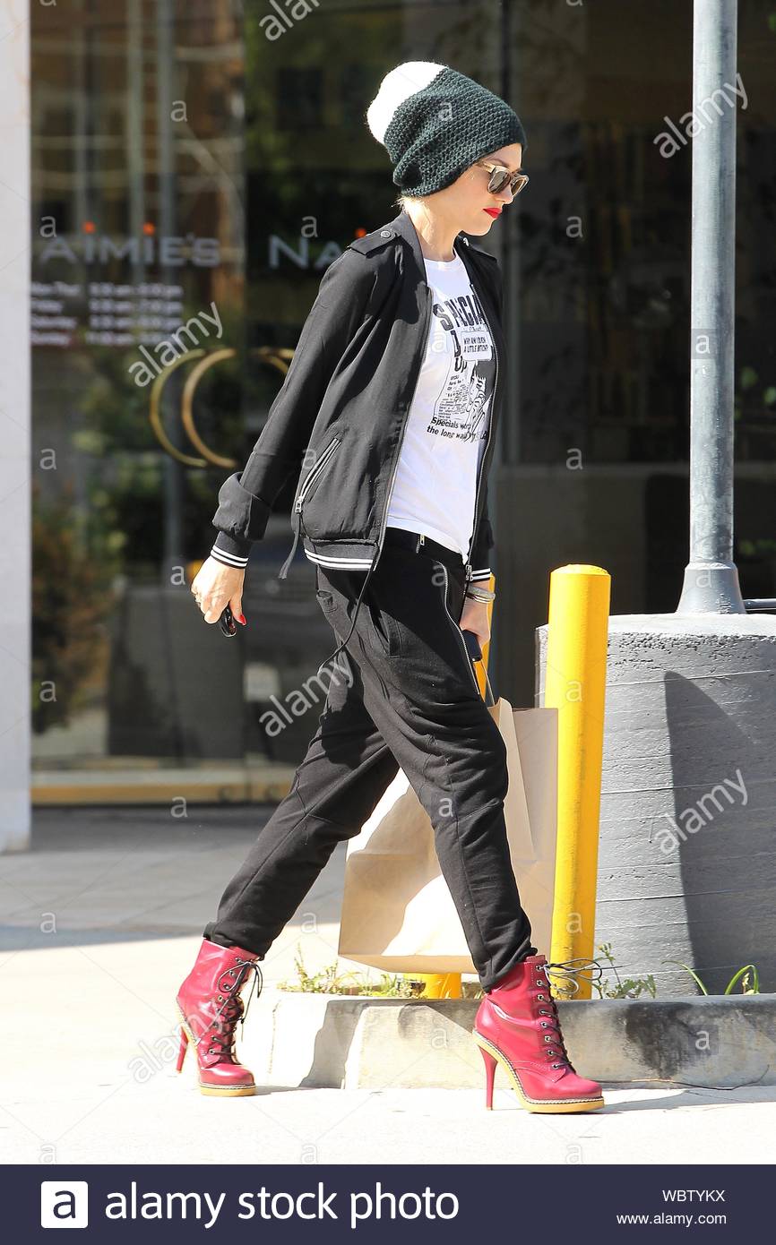 Studio City Ca Gwen Stefani Gets A Little Shopping Done This Morning At Naimie S Beauty Center In Studio City Where She Picked Up A Few Items The Singer Was Dressed In