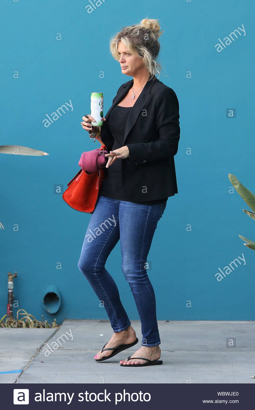 skinny black jeans and flip flops