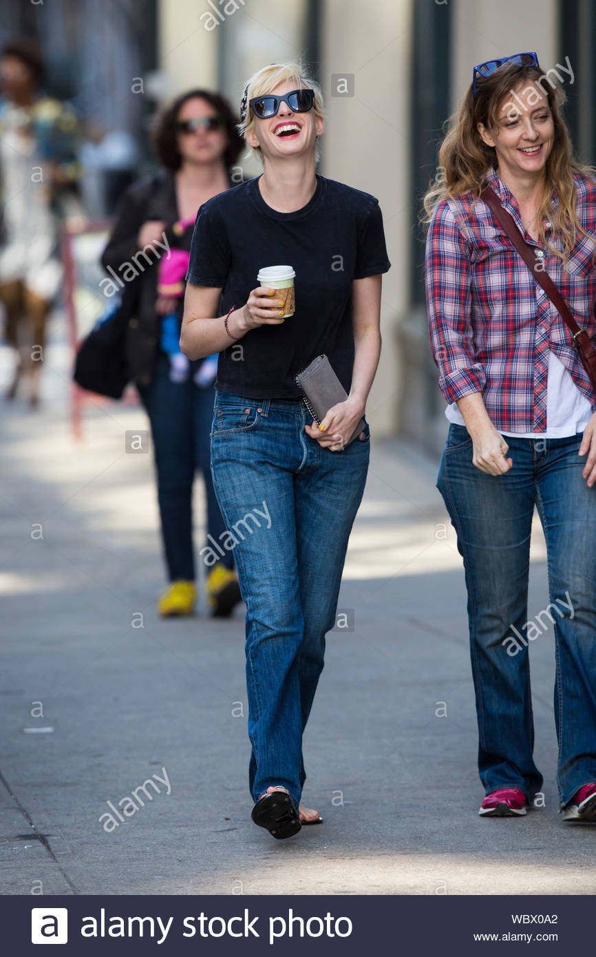 New York Ny Anne Hathaway Hits The Streets In Brooklyn With A