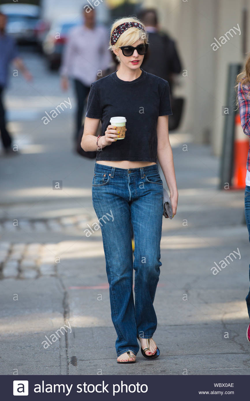 New York Ny Anne Hathaway Hits The Streets In Brooklyn With A